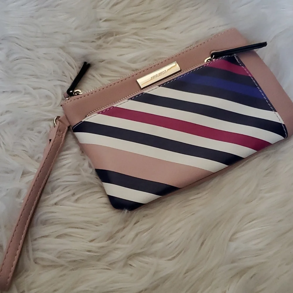 Nine West Alyce wristlet